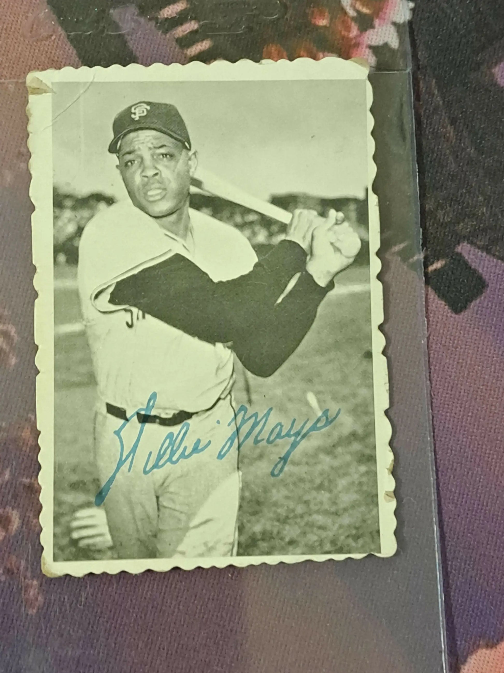 Black and white vintage photograph of Willie Mays in San Francisco Giants uniform, Topps Deckle Edge