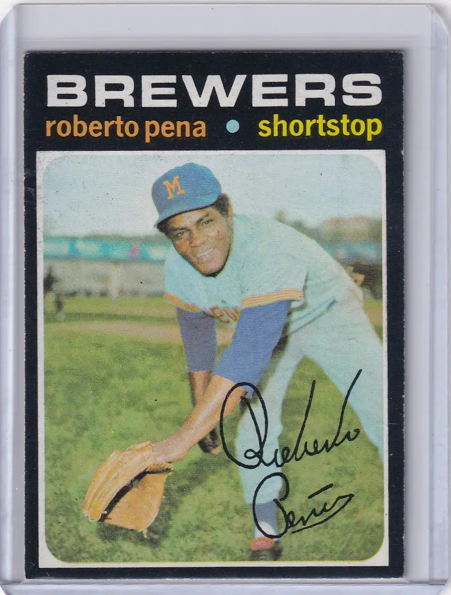 Roberto Pena fielding for Milwaukee Brewers on 1971 Topps Baseball card #334