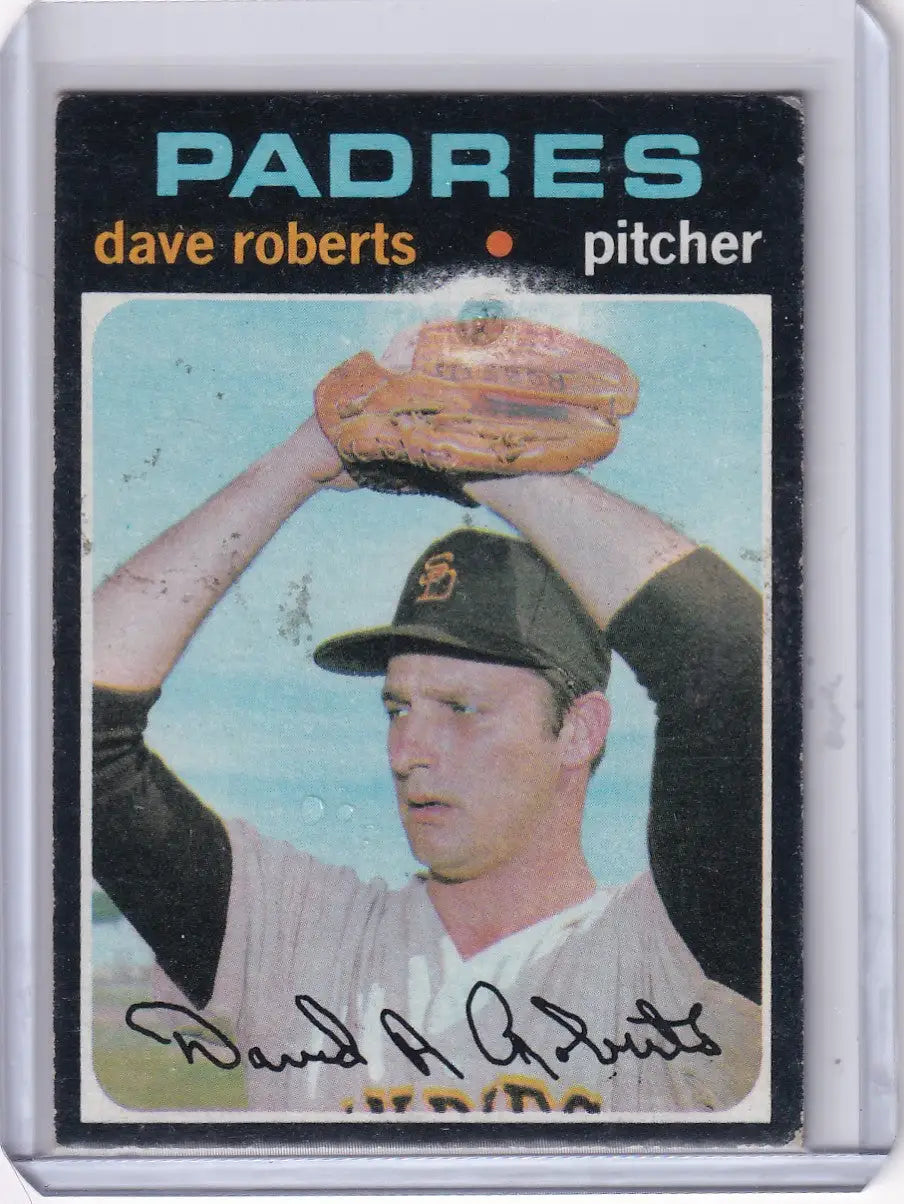 Baseball card of Padres pitcher Dave Roberts in windup pose from 1971 Topps Baseball