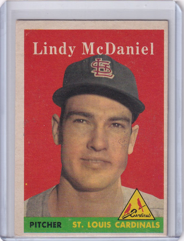 Vintage 1958 Topps #180 Lindy McDaniel St. Louis Cardinals trading card on red背景