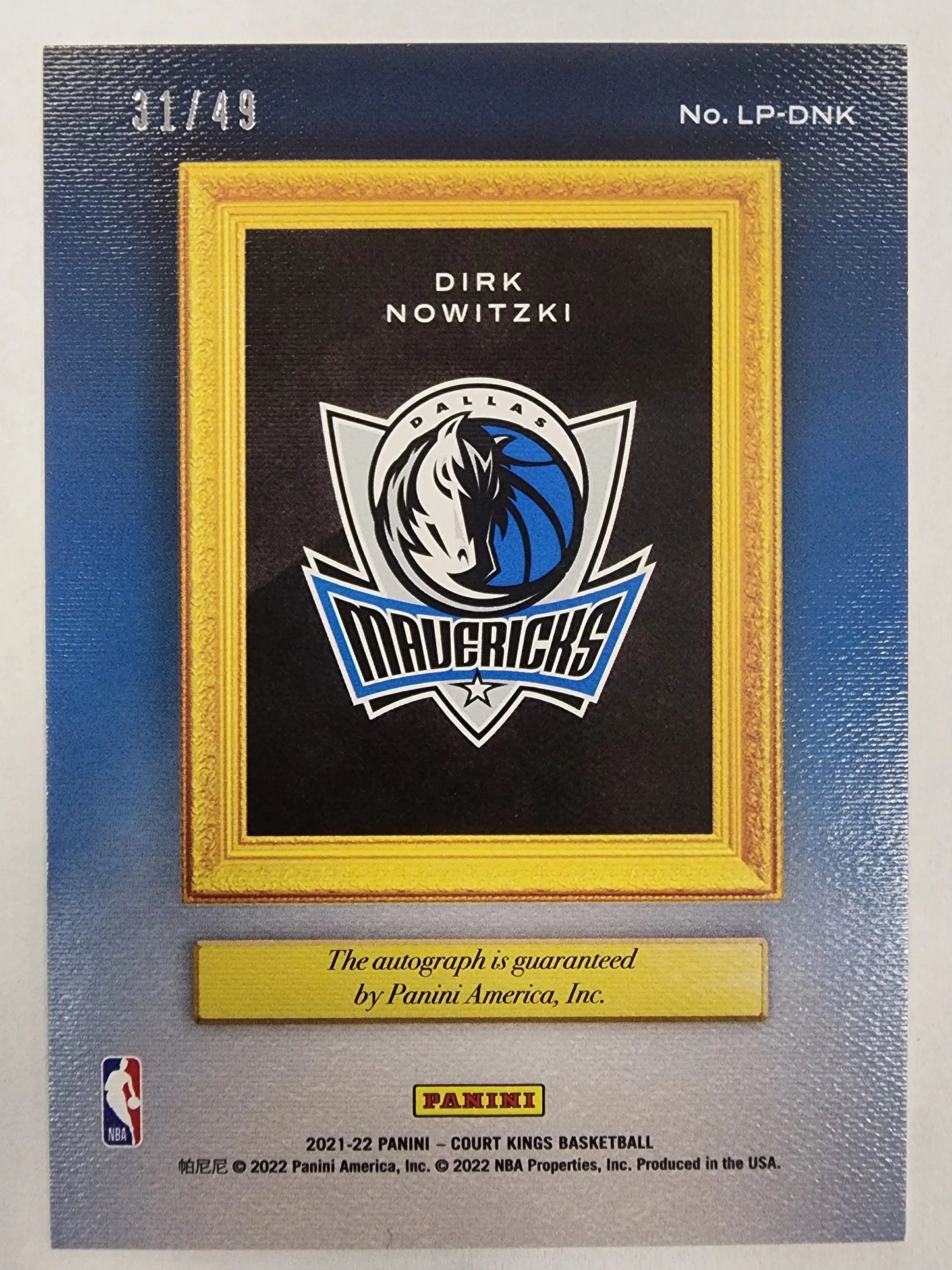 Dallas Mavericks logo in gold frame on Dirk Nowitzki Court Kings Legacy Portraits Auto 31/49