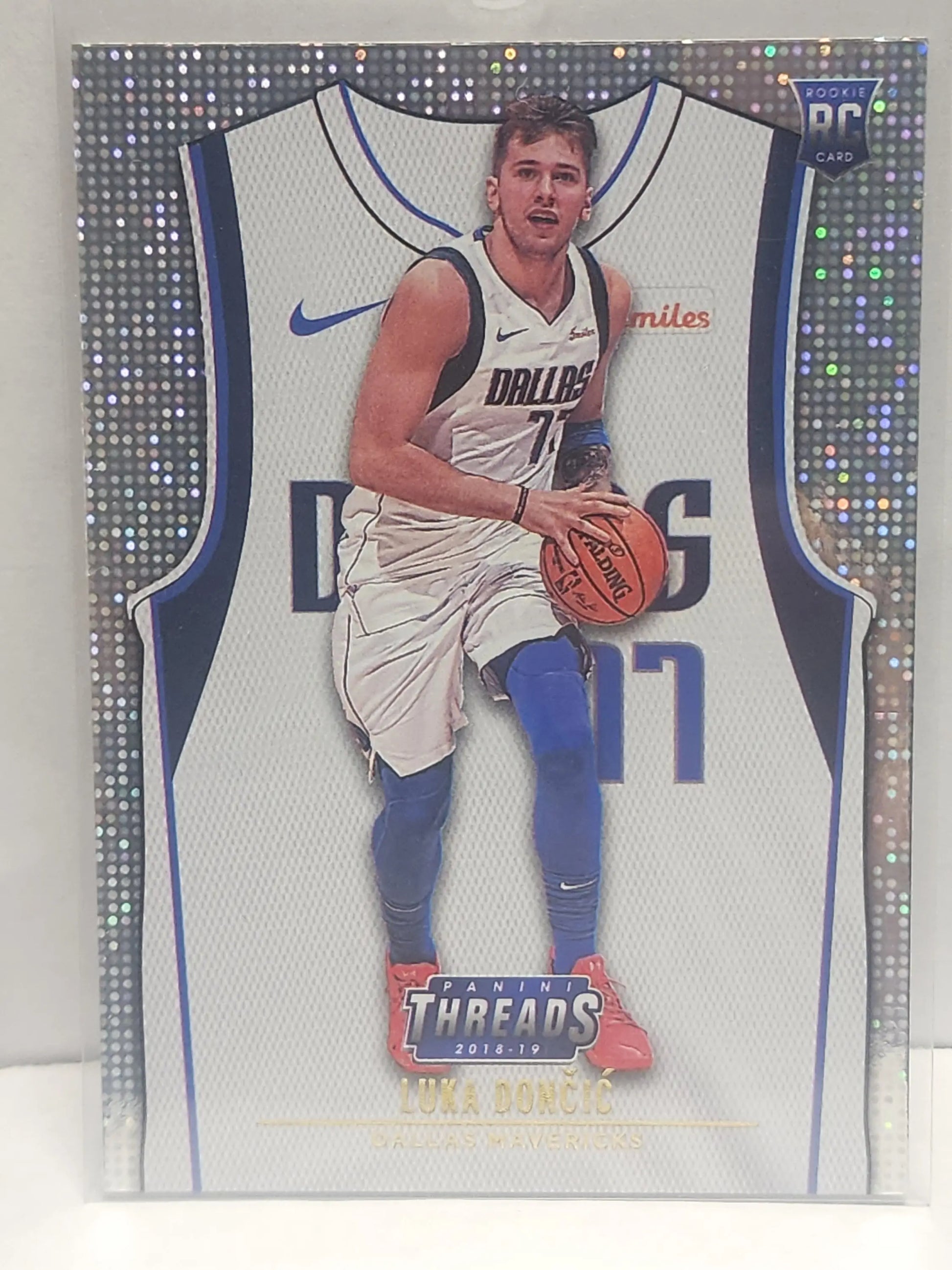 Luka Doncic 2018 Panini Threads Rookie #101 Sparkle basketball card in home jersey