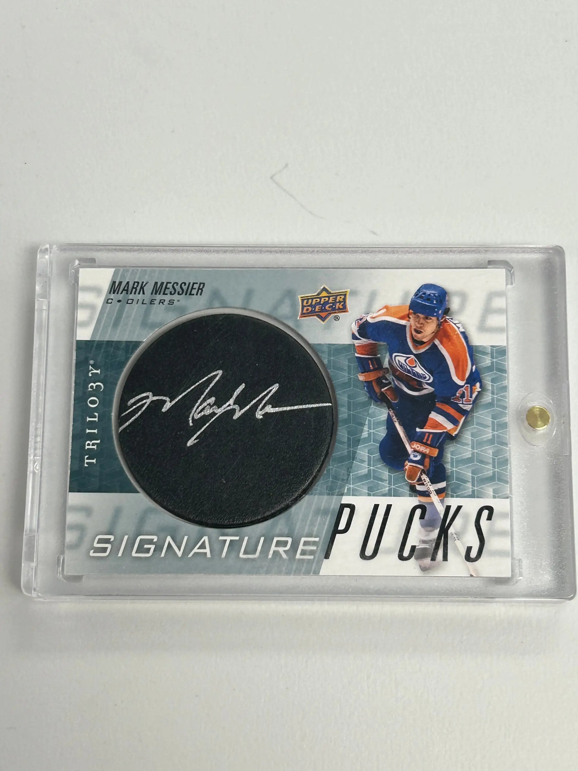 Hockey trading card of Mark Messier with signed puck from Upper Deck Trilogy Signature Pucks